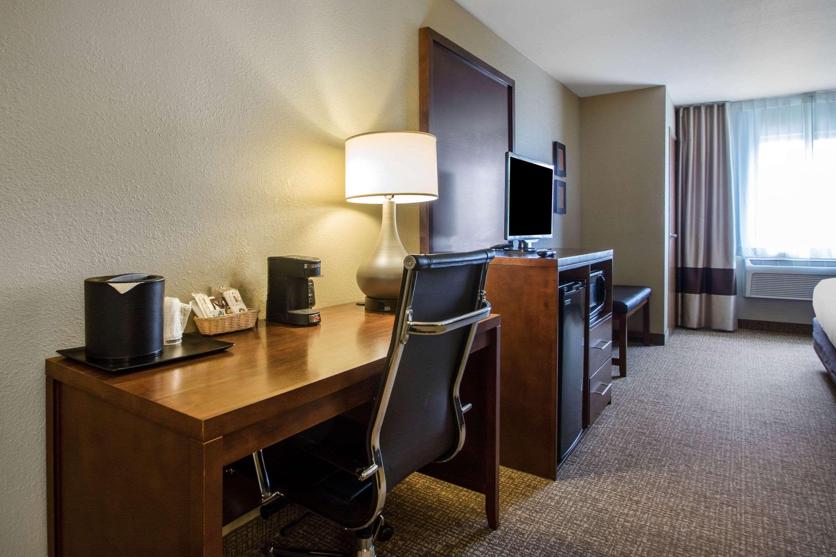Comfort Suites Johnson Creek Conference Center Zewnętrze zdjęcie