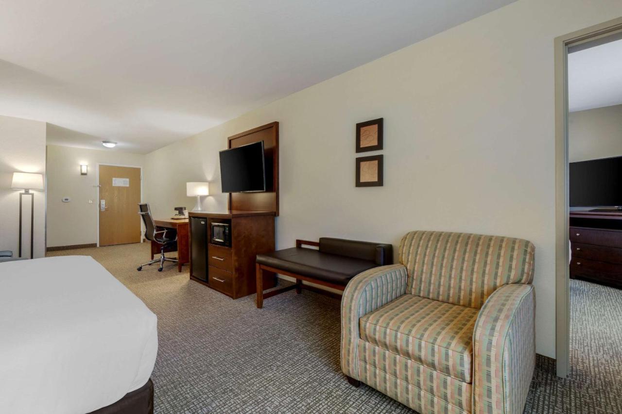 Comfort Suites Johnson Creek Conference Center Zewnętrze zdjęcie