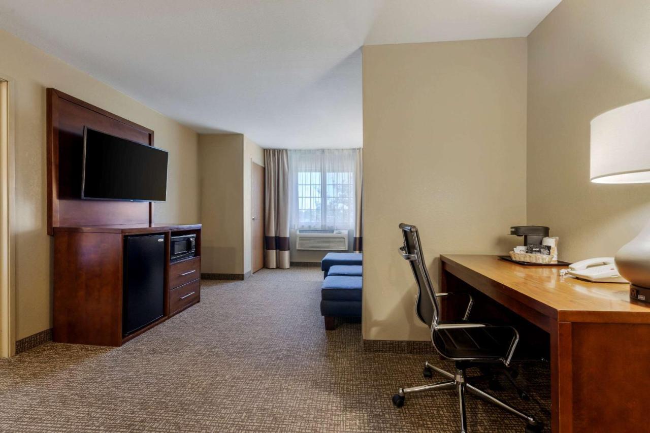 Comfort Suites Johnson Creek Conference Center Zewnętrze zdjęcie